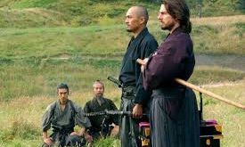 Film, 19. yüzyıl Japonya’sında Meiji Restorasyonu döneminde yaşanan toplumsal dönüşümü merkezine alır. Batılılaşma süreci ile geleneksel samuray kültürü arasındaki çatışmayı, bir yabancının gözünden anlatmasıyla hem epik hem de insani bir perspektif sunar.
