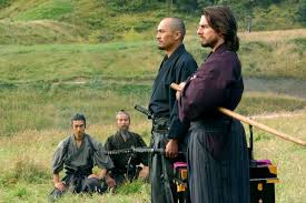 Film, 19. yüzyıl Japonya’sında Meiji Restorasyonu döneminde yaşanan toplumsal dönüşümü merkezine alır. Batılılaşma süreci ile geleneksel samuray kültürü arasındaki çatışmayı, bir yabancının gözünden anlatmasıyla hem epik hem de insani bir perspektif sunar.