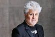 Pedro Almodóvar, 25 Eylül 1949 tarihinde İspanya’nın Castilla-La Mancha bölgesinde bulunan Calzada de Calatrava kasabasında doğdu. Mütevazı bir ailenin çocuğu olan Almodóvar, kırsal bir ortamda büyüdü ve çocukluk yıllarını İspanya’nın geleneksel kültürü içinde geçirdi.