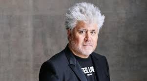 Pedro Almodóvar, 25 Eylül 1949 tarihinde İspanya’nın Castilla-La Mancha bölgesinde bulunan Calzada de Calatrava kasabasında doğdu. Mütevazı bir ailenin çocuğu olan Almodóvar, kırsal bir ortamda büyüdü ve çocukluk yıllarını İspanya’nın geleneksel kültürü içinde geçirdi.