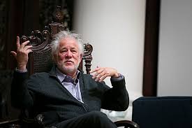 Michael Ondaatje, 12 Eylül 1943 tarihinde Sri Lanka’nın başkenti Kolombo’da dünyaya geldi. Tam adı Philip Michael Ondaatje’dir. O dönemde Sri Lanka hâlâ Seylan olarak bilinmekteydi ve İngiliz sömürgesi etkisi altındaydı.