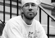 David Foster Wallace, postmodern anlatım tekniklerini derin psikolojik çözümlemeler ve çağdaş toplum eleştirileriyle birleştirerek edebiyat dünyasında benzersiz bir yer edinmiştir.