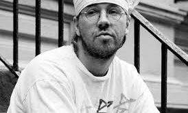 David Foster Wallace, postmodern anlatım tekniklerini derin psikolojik çözümlemeler ve çağdaş toplum eleştirileriyle birleştirerek edebiyat dünyasında benzersiz bir yer edinmiştir.