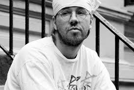 David Foster Wallace, postmodern anlatım tekniklerini derin psikolojik çözümlemeler ve çağdaş toplum eleştirileriyle birleştirerek edebiyat dünyasında benzersiz bir yer edinmiştir.