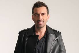 Özellikle Güldür Güldür Show programındaki “Hüseyin” karakteriyle televizyon izleyicisinin hafızasında yer edinen Erdem Yener, müzik ile oyunculuğu başarılı şekilde bir araya getiren sanatçılar arasında gösterilmektedir.