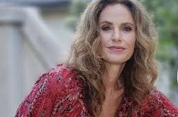 Amy Brenneman, kariyeri boyunca canlandırdığı karakterlerde güçlü, bağımsız ve duygusal derinliğe sahip kadın figürlerini başarıyla yansıtmış; televizyon dünyasında kadın merkezli dramatik yapımların gelişimine önemli katkılar sağlamıştır.