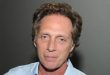 William Edward Fichtner, 27 Kasım 1956 tarihinde Amerika Birleşik Devletleri’nin New York eyaletine bağlı Long Island bölgesinde dünyaya geldi. Alman kökenli bir aileden gelen oyuncu, disiplinli ve çalışkan bir aile ortamında büyüdü.