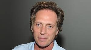 William Edward Fichtner, 27 Kasım 1956 tarihinde Amerika Birleşik Devletleri’nin New York eyaletine bağlı Long Island bölgesinde dünyaya geldi. Alman kökenli bir aileden gelen oyuncu, disiplinli ve çalışkan bir aile ortamında büyüdü.