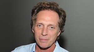 William Edward Fichtner, 27 Kasım 1956 tarihinde Amerika Birleşik Devletleri’nin New York eyaletine bağlı Long Island bölgesinde dünyaya geldi. Alman kökenli bir aileden gelen oyuncu, disiplinli ve çalışkan bir aile ortamında büyüdü.