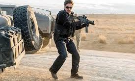 Yönetmen koltuğunda Stefano Sollima yer alırken, senaryo Taylor Sheridan tarafından kaleme alınmıştır. Sheridan’ın sert, minimalist ve politik gerilim odaklı yazım tarzı, filmin tonunu belirleyen en önemli unsurlardan biridir.