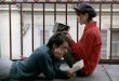 1967 yapımı Çinli Kız (La Chinoise), Jean-Luc Godard sinemasının en tartışmalı, en deneysel ve en politik işlerinden biri olarak kabul edilir. Film, yalnızca bir gençlik hikâyesi ya da ideolojik bir anlatı değildir; aynı zamanda sinemanın nasıl bir düşünme aracı olabileceğini sorgulayan radikal bir denemedir.