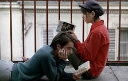 1967 yapımı Çinli Kız (La Chinoise), Jean-Luc Godard sinemasının en tartışmalı, en deneysel ve en politik işlerinden biri olarak kabul edilir. Film, yalnızca bir gençlik hikâyesi ya da ideolojik bir anlatı değildir; aynı zamanda sinemanın nasıl bir düşünme aracı olabileceğini sorgulayan radikal bir denemedir.
