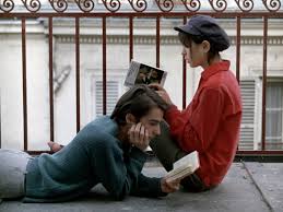 1967 yapımı Çinli Kız (La Chinoise), Jean-Luc Godard sinemasının en tartışmalı, en deneysel ve en politik işlerinden biri olarak kabul edilir. Film, yalnızca bir gençlik hikâyesi ya da ideolojik bir anlatı değildir; aynı zamanda sinemanın nasıl bir düşünme aracı olabileceğini sorgulayan radikal bir denemedir.