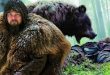 Film, 19. yüzyılın başlarında Amerikan sınır bölgelerinde geçen sert bir hayatta kalma hikâyesini konu alır. Görsel gerçekçiliği, doğa karşısındaki insanın çaresizliğini işleyişi ve oyunculuk performanslarıyla modern sinemanın en etkileyici yapımlarından biri olarak kabul edilir.