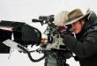 Quentin Tarantino, sinema dünyasında kendine özgü anlatım dili, doğrusal olmayan hikâye yapısı, pop kültür referansları ve stilize şiddet kullanımıyla tanınır. QT8: The First Eight, bu özgün tarzın nasıl oluştuğunu anlamaya çalışan bir belgesel niteliği taşır.