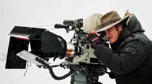 Quentin Tarantino, sinema dünyasında kendine özgü anlatım dili, doğrusal olmayan hikâye yapısı, pop kültür referansları ve stilize şiddet kullanımıyla tanınır. QT8: The First Eight, bu özgün tarzın nasıl oluştuğunu anlamaya çalışan bir belgesel niteliği taşır.