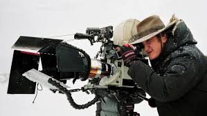 Quentin Tarantino, sinema dünyasında kendine özgü anlatım dili, doğrusal olmayan hikâye yapısı, pop kültür referansları ve stilize şiddet kullanımıyla tanınır. QT8: The First Eight, bu özgün tarzın nasıl oluştuğunu anlamaya çalışan bir belgesel niteliği taşır.