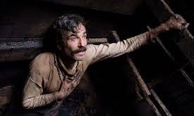 Paul Thomas Anderson imzalı Kan Dökülecek (There Will Be Blood) da bu filmlerden biridir. Upton Sinclair’in Oil! adlı romanından esinlenen film, Amerikan kapitalizminin yükselişini, insan hırsının yıkıcı etkisini ve güç arzusunun birey üzerindeki dönüştürücü etkisini derinlikli bir anlatımla ele alır.