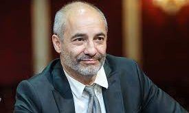 Klasik eserlerden modern oyunlara kadar geniş bir repertuvarda rol alan Rudolf, tiyatro kökenli oyuncuların sahip olduğu disiplin ve teknik becerileri başarıyla yansıttı. Bu süreç, onun sinema ve televizyon kariyerine sağlam bir temel oluşturdu.