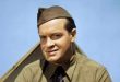 Mizah anlayışı, hızlı espri yeteneği ve sahne hâkimiyetiyle tanınan Bob Hope, özellikle Oscar törenlerindeki sunuculuğu ve Amerikan askerleri için gerçekleştirdiği moral turneleriyle hafızalarda yer etmiştir.