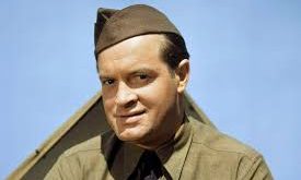 Mizah anlayışı, hızlı espri yeteneği ve sahne hâkimiyetiyle tanınan Bob Hope, özellikle Oscar törenlerindeki sunuculuğu ve Amerikan askerleri için gerçekleştirdiği moral turneleriyle hafızalarda yer etmiştir.