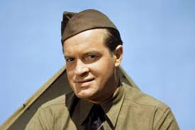 Mizah anlayışı, hızlı espri yeteneği ve sahne hâkimiyetiyle tanınan Bob Hope, özellikle Oscar törenlerindeki sunuculuğu ve Amerikan askerleri için gerçekleştirdiği moral turneleriyle hafızalarda yer etmiştir.