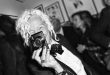 Fotoğrafçı, yönetmen ve eski model olan Ellen von Unwerth, özellikle siyah-beyaz çekimleri, spontane görüntüleri ve eğlenceli görsel diliyle tanınmaktadır. Onun çalışmaları klasik moda anlayışından uzaklaşarak daha özgür, daha canlı ve daha karakter odaklı bir dünya yaratmıştır.