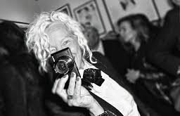 Fotoğrafçı, yönetmen ve eski model olan Ellen von Unwerth, özellikle siyah-beyaz çekimleri, spontane görüntüleri ve eğlenceli görsel diliyle tanınmaktadır. Onun çalışmaları klasik moda anlayışından uzaklaşarak daha özgür, daha canlı ve daha karakter odaklı bir dünya yaratmıştır.
