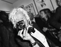 Fotoğrafçı, yönetmen ve eski model olan Ellen von Unwerth, özellikle siyah-beyaz çekimleri, spontane görüntüleri ve eğlenceli görsel diliyle tanınmaktadır. Onun çalışmaları klasik moda anlayışından uzaklaşarak daha özgür, daha canlı ve daha karakter odaklı bir dünya yaratmıştır.