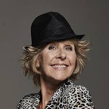 Sarah Harrison, özellikle İngiliz kadın edebiyatı geleneği içinde değerlendirilen yazarlardan biri olarak kabul edilir. Romanlarında sade bir anlatım dili kullanmasına rağmen, karakterlerinin psikolojik derinliğini güçlü bir şekilde yansıtmasıyla dikkat çeker. Bu özellik, onun kitaplarını geniş bir okur kitlesi için erişilebilir kılarken aynı zamanda edebi açıdan da ilgi çekici hâle getirir.