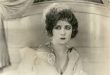 Charlie Chaplin ile yaptığı evlilikle dünya çapında tanınan Amerikalı bir oyuncudur. Hollywood’un ilk dönem “çocuk yıldızlarından yetişkin oyunculuğa geçiş” hikâyelerinin en bilinen örneklerinden biri olan Harris, hem kariyeri hem de özel hayatıyla erken sinema tarihinin önemli figürleri arasında yer alır.