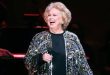 Barbara Cook, özellikle 1950’ler ve 1960’larda Broadway sahnesinde elde ettiği başarılarla tanınmış, daha sonra konser kariyeriyle sanat hayatını uzun yıllar boyunca sürdürmüştür. Onun hikâyesi, yalnızca bir sahne sanatçısının yükselişi değil; aynı zamanda müzikal tiyatronun dönüşüm sürecine tanıklık eden bir sanat yolculuğudur.