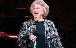 Barbara Cook, özellikle 1950’ler ve 1960’larda Broadway sahnesinde elde ettiği başarılarla tanınmış, daha sonra konser kariyeriyle sanat hayatını uzun yıllar boyunca sürdürmüştür. Onun hikâyesi, yalnızca bir sahne sanatçısının yükselişi değil; aynı zamanda müzikal tiyatronun dönüşüm sürecine tanıklık eden bir sanat yolculuğudur.