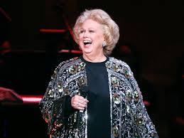 Barbara Cook, özellikle 1950’ler ve 1960’larda Broadway sahnesinde elde ettiği başarılarla tanınmış, daha sonra konser kariyeriyle sanat hayatını uzun yıllar boyunca sürdürmüştür. Onun hikâyesi, yalnızca bir sahne sanatçısının yükselişi değil; aynı zamanda müzikal tiyatronun dönüşüm sürecine tanıklık eden bir sanat yolculuğudur.