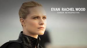 Evan Rachel Wood, 7 Eylül 1987 tarihinde ABD’nin Raleigh şehrinde dünyaya geldi. Sanatla iç içe bir ailede büyüyen Wood’un annesi oyuncu ve oyuncu koçu, babası ise tiyatro yönetmeni ve oyuncuydu. Bu nedenle sahne sanatlarıyla erken yaşta tanıştı.