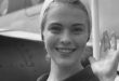 Jean Seberg’in yaşamı yalnızca başarılarla dolu bir yıldız hikâyesi değildir. Politik aktivizmi, FBI ile yaşadığı sorunlar ve trajik ölümü, onu sinema tarihinin en dramatik figürlerinden biri hâline getirmiştir.