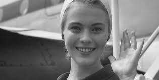 Jean Seberg’in yaşamı yalnızca başarılarla dolu bir yıldız hikâyesi değildir. Politik aktivizmi, FBI ile yaşadığı sorunlar ve trajik ölümü, onu sinema tarihinin en dramatik figürlerinden biri hâline getirmiştir.