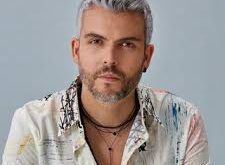 Emir Ersoy, yıllardır sahne performansları, aranjeleri ve müzik prodüksiyonlarıyla dikkat çeken önemli isimlerden biridir. Piyanist, besteci, yapımcı ve aranjör kimliğiyle farklı müzik türlerini bir araya getiren sanatçı, Türkiye’de latin müziğinin gelişimine katkı sağlayan öncü müzisyenler arasında gösterilmektedir.
