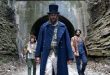 Film, klasik korku sinemasındaki ani korkutma unsurlarına yaslanmak yerine huzursuzluk yaratan atmosferi ve karakter psikolojisine odaklanan yaklaşımıyla dikkat çeker. Özellikle Amerikan taşrasını gotik bir kabusa dönüştüren görsel dili sayesinde Dig Two Graves, modern bağımsız korku-gerilim sinemasının keşfedilmeyi hak eden yapımları arasında gösterilir.