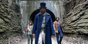 Film, klasik korku sinemasındaki ani korkutma unsurlarına yaslanmak yerine huzursuzluk yaratan atmosferi ve karakter psikolojisine odaklanan yaklaşımıyla dikkat çeker. Özellikle Amerikan taşrasını gotik bir kabusa dönüştüren görsel dili sayesinde Dig Two Graves, modern bağımsız korku-gerilim sinemasının keşfedilmeyi hak eden yapımları arasında gösterilir.