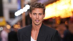 Austin Butler, 17 Ağustos 1991 tarihinde Amerika Birleşik Devletleri’nin Kaliforniya eyaletinde dünyaya geldi. Tam adı Austin Robert Butler’dır. Çocukluk yıllarını Anaheim bölgesinde geçiren oyuncu, küçük yaşlardan itibaren sahne sanatlarına ilgi duymaya başladı.
