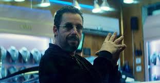 Senaryosu Ronald Bronstein tarafından yazılan yapımın başrolünde ise kariyerinin en etkileyici performanslarından birini sergileyen Adam Sandler yer alır. Ona Lakeith Stanfield, Julia Fox ve NBA yıldızı Kevin Garnett eşlik eder.