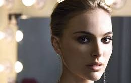 Hollywood’un en saygın ve çok yönlü sanatçılarından biri olan Natalie Portman, hem oyunculuk kariyerindeki başarıları hem de akademik geçmişiyle dikkat çeken özel bir isimdir.
