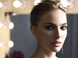 Hollywood’un en saygın ve çok yönlü sanatçılarından biri olan Natalie Portman, hem oyunculuk kariyerindeki başarıları hem de akademik geçmişiyle dikkat çeken özel bir isimdir.