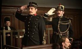 Yönetmenliğini Roman Polanski’nin üstlendiği film, modern hukuk tarihinin en tartışmalı olaylarından biri olan Dreyfus Davası'nı merkezine alır. Yapımın senaryosu Roman Polanski ile Robert Harris tarafından hazırlanmış ve Harris'in aynı adlı romanından uyarlanmıştır.