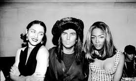 Amerikalı fotoğrafçı Steven Meisel, özellikle moda dergileri için hazırladığı yaratıcı çekimler, sinematografik anlatım dili ve toplumsal mesajlar içeren çalışmalarıyla tanınmaktadır. Kariyeri boyunca dünyanın en önemli moda markalarıyla çalışan Meisel, aynı zamanda çok sayıda süpermodelin yükselişinde önemli bir rol oynamıştır.