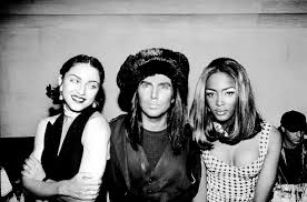 Amerikalı fotoğrafçı Steven Meisel, özellikle moda dergileri için hazırladığı yaratıcı çekimler, sinematografik anlatım dili ve toplumsal mesajlar içeren çalışmalarıyla tanınmaktadır. Kariyeri boyunca dünyanın en önemli moda markalarıyla çalışan Meisel, aynı zamanda çok sayıda süpermodelin yükselişinde önemli bir rol oynamıştır.