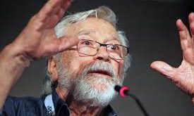 Kariyeri boyunca şiirsel görsellik, doğal ışık kullanımı ve uzun plan sekanslarıyla tanınan Arvanítis, özellikle yönetmen Theo Angelopoulos ile yaptığı iş birlikleri sayesinde sinema tarihinde kalıcı bir yer edinmiştir. Onun görüntü dili, yalnızca bir anlatım aracı değil; aynı zamanda hikâyenin duygusal ve felsefi derinliğini taşıyan bir yapı haline gelmiştir.