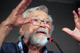Kariyeri boyunca şiirsel görsellik, doğal ışık kullanımı ve uzun plan sekanslarıyla tanınan Arvanítis, özellikle yönetmen Theo Angelopoulos ile yaptığı iş birlikleri sayesinde sinema tarihinde kalıcı bir yer edinmiştir. Onun görüntü dili, yalnızca bir anlatım aracı değil; aynı zamanda hikâyenin duygusal ve felsefi derinliğini taşıyan bir yapı haline gelmiştir.
