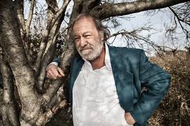 Carlo Monni, özellikle Toskana kültürünü yansıtan rolleri, doğal oyunculuk tarzı ve yerel İtalyan sinemasına yaptığı katkılarla tanınan önemli bir sanatçıdır. Ana akım Hollywood yıldızları kadar uluslararası şöhrete ulaşmamış olsa da, İtalya’da ve özellikle İtalyan bağımsız sinemasında güçlü bir etki bırakmıştır.